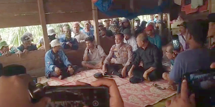 Kecewa yang Mendalam, Puluhan Warga Pemayungan Adang Iring-iringan Kendaraan Rombongan PT ABT