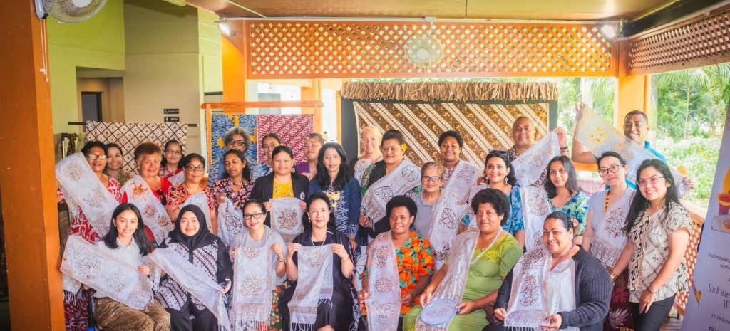 Pria Batak Ini Sukses Membuat Batik Indonesia Dikenal di Fiji