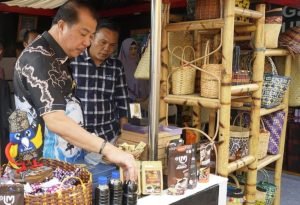 H Mukti Meninjau Stand Merangin di Pameran STQH XXVIII