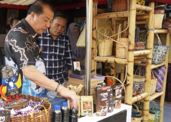 H Mukti Meninjau Stand Merangin di Pameran STQH XXVIII