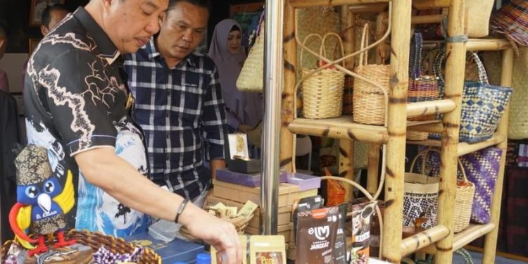 H Mukti Meninjau Stand Merangin di Pameran STQH XXVIII