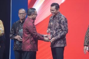 Bupati Baranghari Fadhil Arief Raih Penghargaan The Best Leader in Economic Development pada IVL 2023