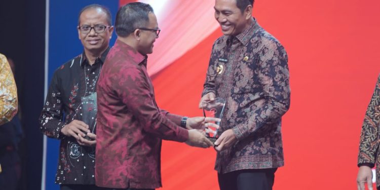 Bupati Baranghari Fadhil Arief Raih Penghargaan The Best Leader in Economic Development pada IVL 2023