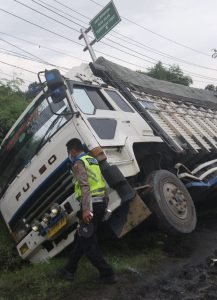 Truk Tabrakan dengan Pengendara Motor di Perbatasan Kota Jambi, Korban Mahasiswa Meninggal di TKP
