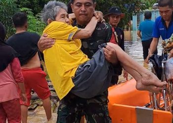 Aksi Heroik Babinsa Selamatkan Warga yang Stroke di Lokasi Banjir