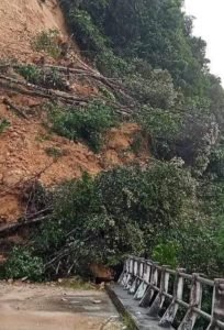 Longsor,  Desa Tiaro Terisolir