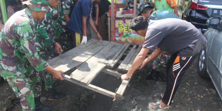 Sambut HUT Kodam II Sriwijaya, Kodim 0420 Sarko Gelar Bersih Lingkungan dan Tanam Pohon