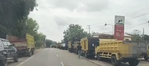 Tak Terima Diliput, Puluhan Pelansir Solar di SPBU Limbur Tembesi Bathin VIII Keroyok Wartawan