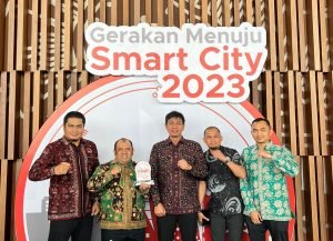 Menuju Smart City, Bupati Batanghari Fadhil Arief Terima Penghargaan Smart City dari Menteri Kominfo RI