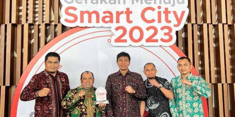 Menuju Smart City, Bupati Batanghari Fadhil Arief Terima Penghargaan Smart City dari Menteri Kominfo RI