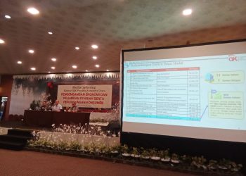 Anton Purba selaku Deputi Direktur Pengawasan LJK 2 KOJK Provinsi Sumut memberikan paparan kepada para wartawan di Medan, Kamis 7 Desember 2023.