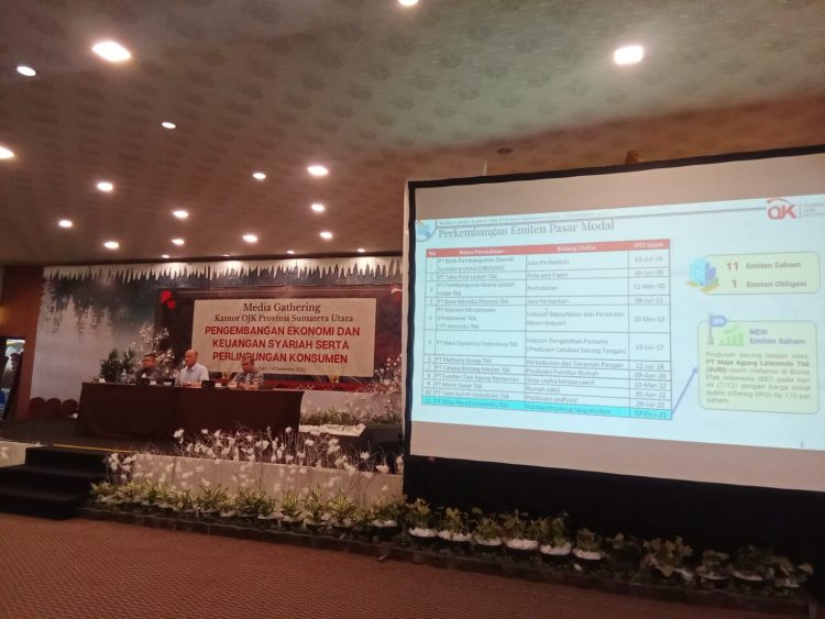 Anton Purba selaku Deputi Direktur Pengawasan LJK 2 KOJK Provinsi Sumut memberikan paparan kepada para wartawan di Medan, Kamis 7 Desember 2023.