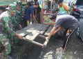 Anggota Kodim Sarko bersama masyarakat membersihkan drainase dan menanam pohon. (DETAIL/ist)