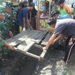 Anggota Kodim Sarko bersama masyarakat membersihkan drainase dan menanam pohon. (DETAIL/ist)