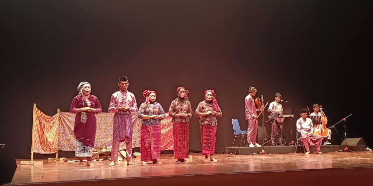 Seniman Merangin saat tampil di Taman Ismail Marzuki dengan membawa Ompek Ganjil Limo Gonok. (DETAIL/ist)