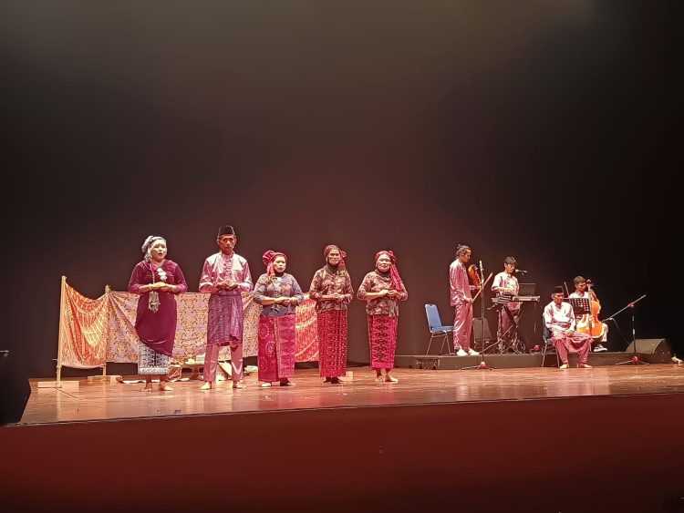 Seniman Merangin saat tampil di Taman Ismail Marzuki dengan membawa Ompek Ganjil Limo Gonok. (DETAIL/ist)