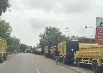 Antrean panjang kendaraan memenuhi bahu jalan depan SPBU Simpang Limbur Tembesi, dimana korban dikeroyok pelansir solar. (DETAIL/ist)