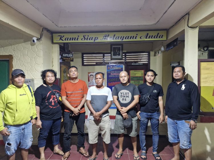 Dua pelaku pengeroyokan usai ditangkap polisi di kediamannya. (DETAIL/ist)