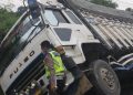 Truk tronton usai tabrakan. (DETAIL/ist)
