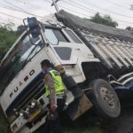 Truk tronton usai tabrakan. (DETAIL/ist)