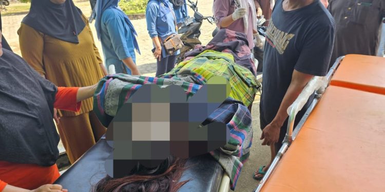 Jenazah korban penikaman oleh orang tidak dikenal saat dibawa ke RSUD kolonel Abundjani Bangko. (DETAIL/ist)