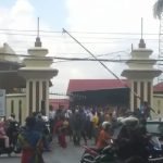 Puluhan warga SAD saat geruduk Polres Merangin di hadang personil polres di depan pintu masuk dan sempat jadi tontonan warga. (DETAIL.ID/ist)