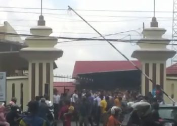 Puluhan warga SAD saat geruduk Polres Merangin di hadang personil polres di depan pintu masuk dan sempat jadi tontonan warga. (DETAIL.ID/ist)