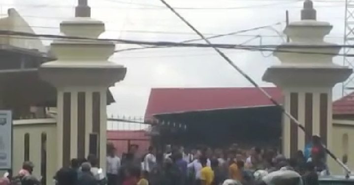 Puluhan warga SAD saat geruduk Polres Merangin di hadang personil polres di depan pintu masuk dan sempat jadi tontonan warga. (DETAIL.ID/ist)