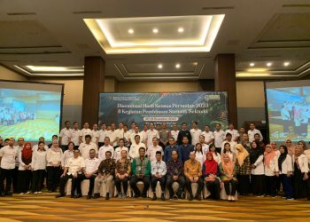 Para peserta Diseminasi Hasil Sensus Pertanian 2023 BPS Sumut berfoto bersama di sela-sela acara.