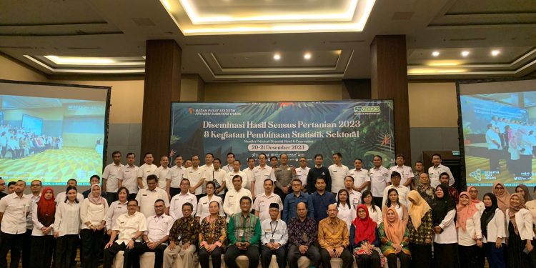 Para peserta Diseminasi Hasil Sensus Pertanian 2023 BPS Sumut berfoto bersama di sela-sela acara.