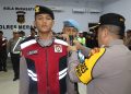 Kapolres Merangin saat menyematkan tanda pengamanan nataru. (DETAIL/ist)