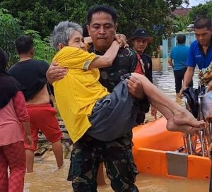 Aksi Heroik Babinsa Selamatkan Warga yang Stroke di Lokasi Banjir