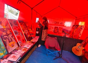 Lukisan dan buku antologi puisi dan cerpen ikut dipamerkan di stan pameran di lokasi Merangin Expo. (DETAIL/ist)