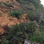 Tanah longsor yang menutup jalan Desa Tiaro, Kecamatan Muara Siau. (DETAIL/ist)