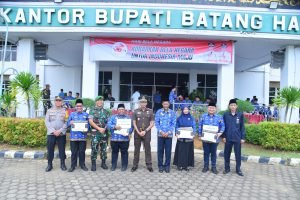 Pada Upacara Peringatan Hari Bela Negara ke-75, Empat ASN Raih Penghargaan ASN Berprestasi dari Bupati Batanghari