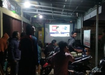 Walau Diguyur Hujan, Mitra Militan Ganjar Tebo Tetap Semangat Menggelar Nobar Debat Capres Cawapres 2024