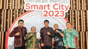 Menuju Smart City, Bupati Batanghari Fadhil Arief Terima Penghargaan Smart City dari Menteri Kominfo RI