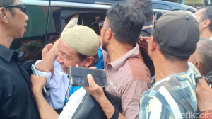 Blusukan di Pasar Jambi, Anies Curi Perhatian Dengan Bagikan Kaos dan Membeli Sayur Mayur Pedagang