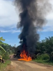 Mobil Pelansir Solar Terbakar di Jalan Desa Rasau