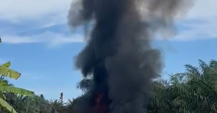 Mobil Pelansir Solar Terbakar di Jalan Desa Rasau