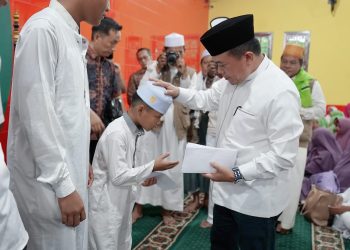 Hadiri Isra’ Mi’raj Di Masjid Cheng Hoo, Gubernur Al Haris Beri Bantuan Anak Yatim dan Kaum Dhuafa