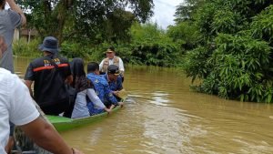 Tinjau Banjir di Sijenjang dan Seberang Kota Jambi, Gunakan Perahu Gubernur Al Haris Antar Bantuan ke Rumah Warga