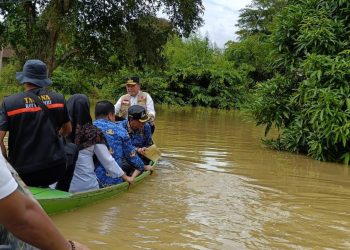 Tinjau Banjir di Sijenjang dan Seberang Kota Jambi, Gunakan Perahu Gubernur Al Haris Antar Bantuan ke Rumah Warga