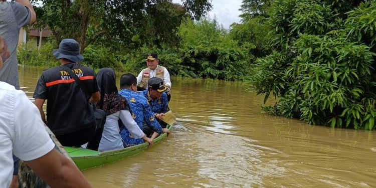 Tinjau Banjir di Sijenjang dan Seberang Kota Jambi, Gunakan Perahu Gubernur Al Haris Antar Bantuan ke Rumah Warga