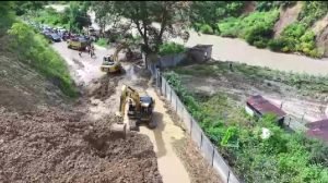 Longsor Jalan Sungaipenuh – Kayu Aro dan Jalan Tamiai Sudah Bisa Dilewati Kendaraan