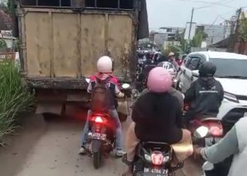 Kondisi kemacetan imbas jembatan jebol. (DETAIL/Yuda)