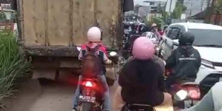 Kondisi kemacetan imbas jembatan jebol. (DETAIL/Yuda)