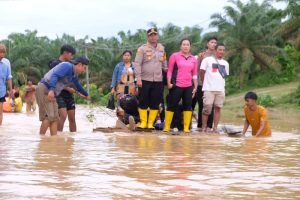 Kapolres Tebo dan Ketua Bhayangkari Tebo Salurkan Bantuan Sosial Korban Banjir