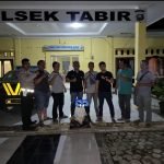 Pelaku usai diamankan polisi dari lokasi pelariannya. (DETAIL/ist)