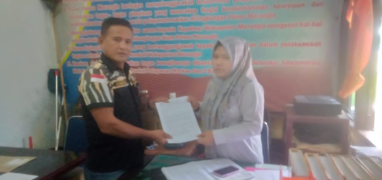 Ketua Pekat IB Merangin, Yuzerman Buyung saat menyerahkan laporannya ke Polres Merangin. (DETAIL/Daryanto)